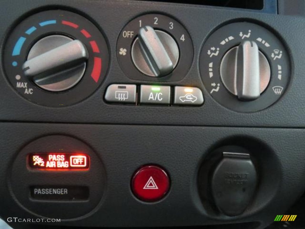 2005 Mitsubishi Outlander XLS Controls Photo #76672719