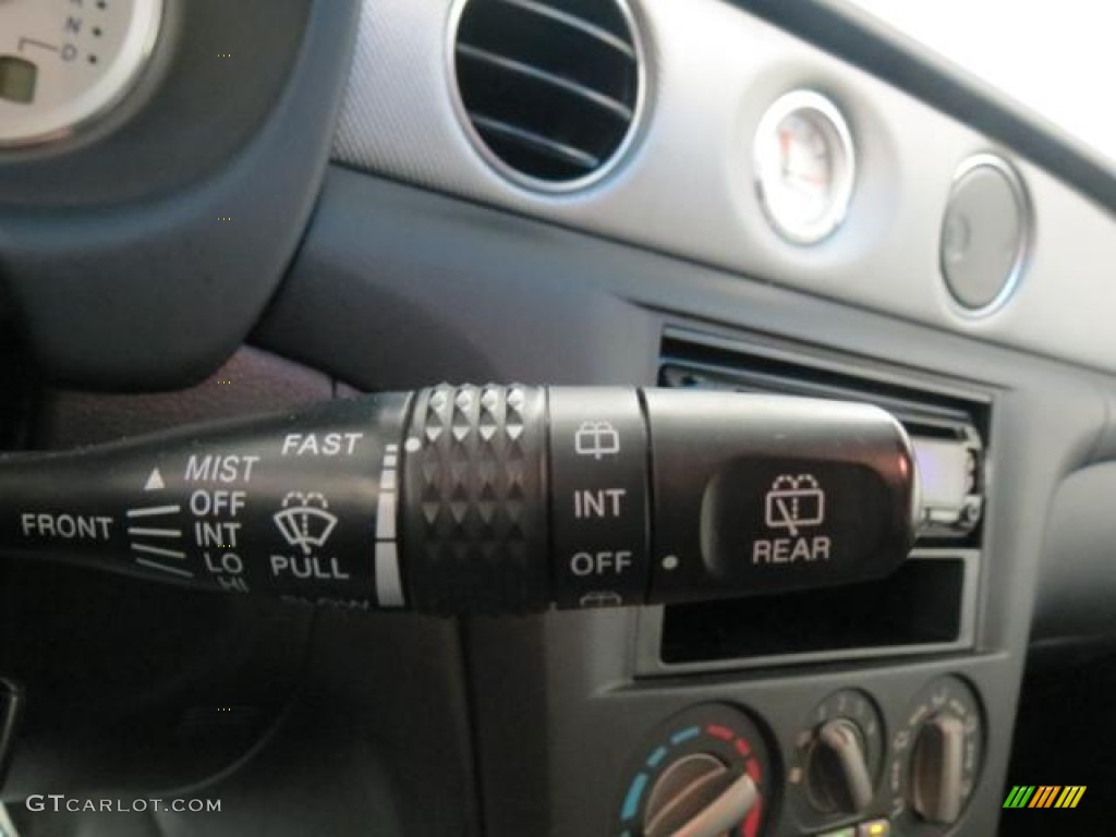 2005 Mitsubishi Outlander XLS Controls Photos
