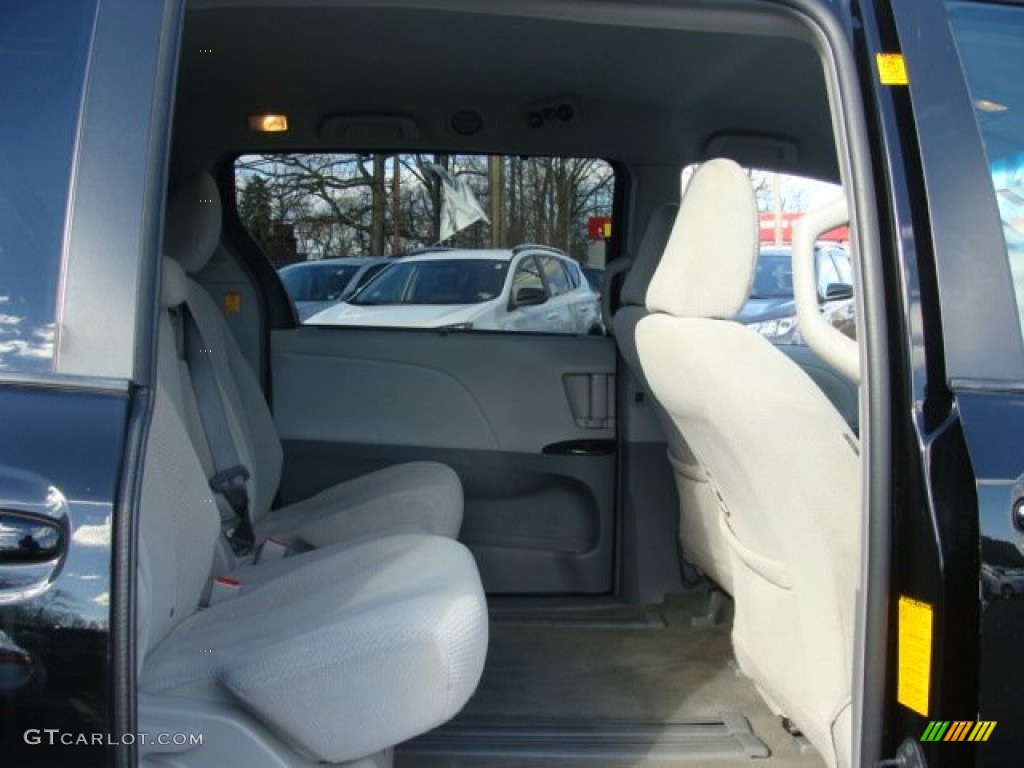 2012 Sienna LE - Black / Light Gray photo #20