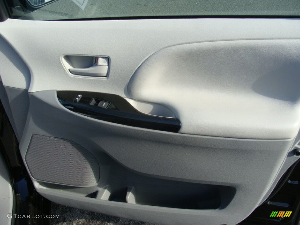 2012 Sienna LE - Black / Light Gray photo #21