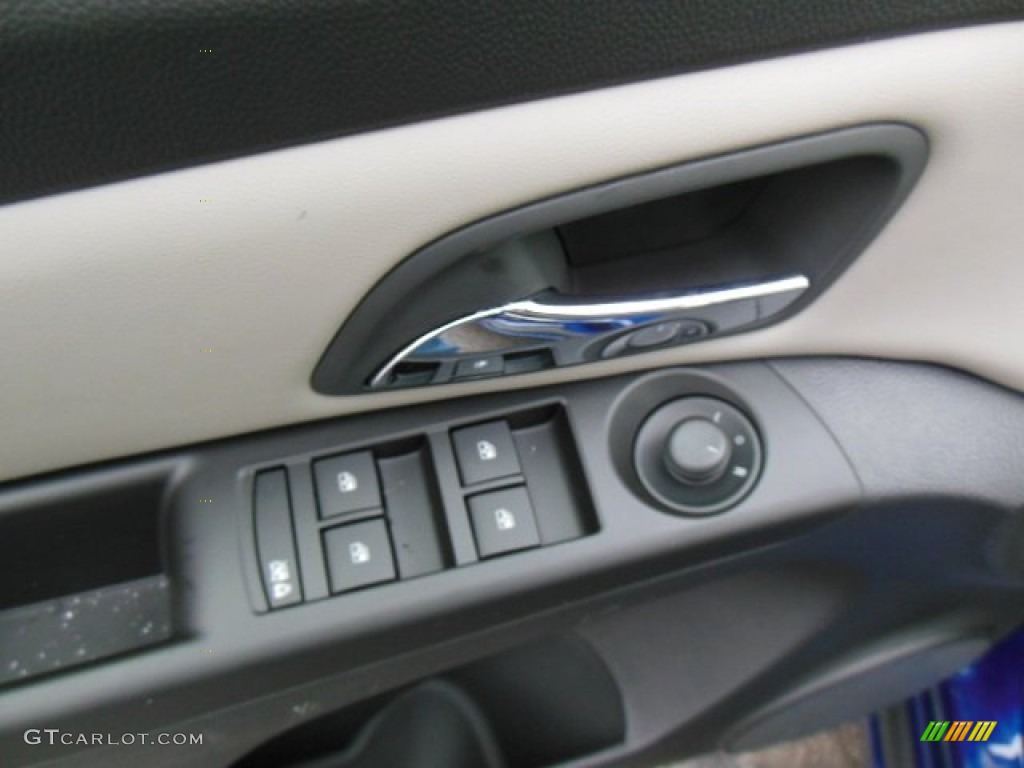 2013 Cruze LS - Blue Topaz Metallic / Jet Black/Medium Titanium photo #15