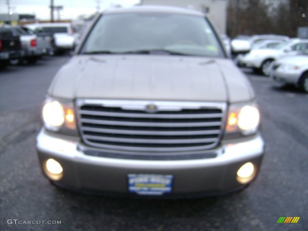 2007 Aspen Limited 4WD - Light Khaki Beige Metallic / Dark Khaki/Light Graystone photo #2