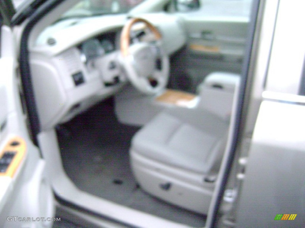 2007 Aspen Limited 4WD - Light Khaki Beige Metallic / Dark Khaki/Light Graystone photo #10