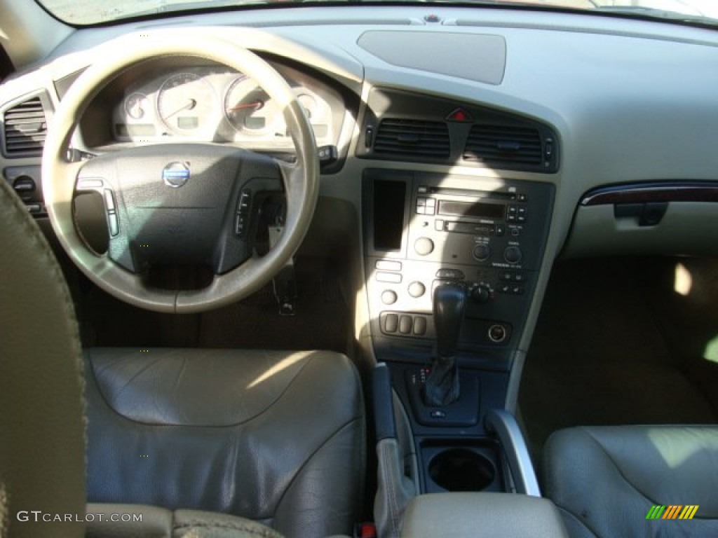 2004 XC70 AWD - Ruby Red Metallic / Beige/Light Sand photo #12