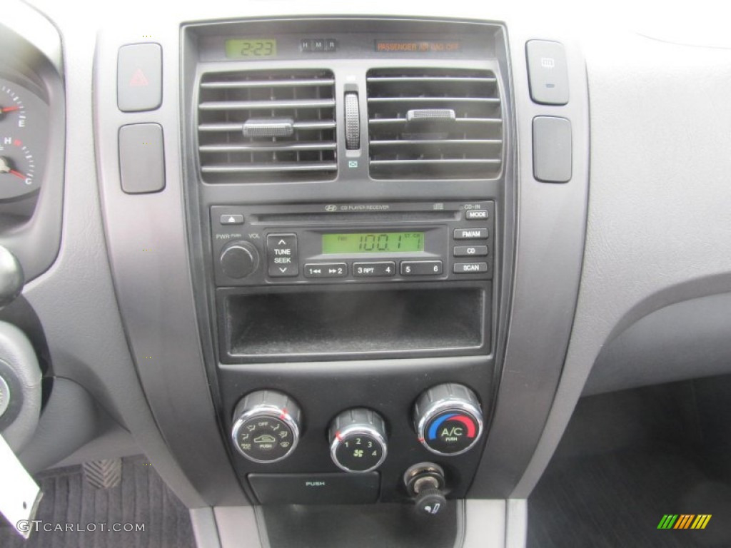 2005 Hyundai Tucson GL 4WD Controls Photo #76692328