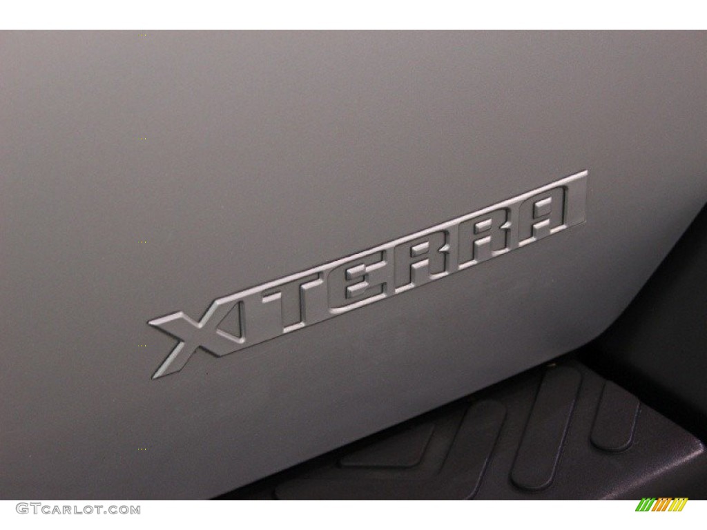 2004 Xterra SE - Silver Lightning Metallic / Charcoal photo #9