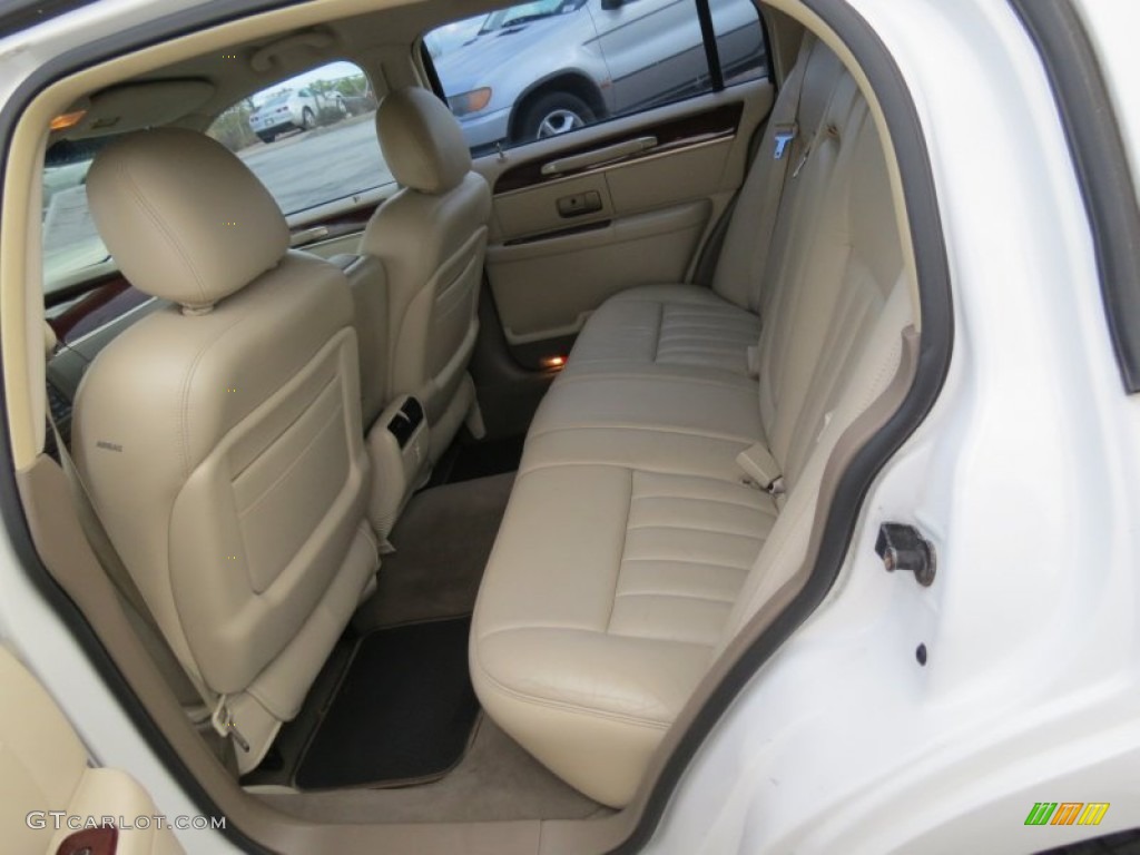 Medium Dark Parchment/Light Parchment Interior 2003 Lincoln Town Car Executive Photo #76714923