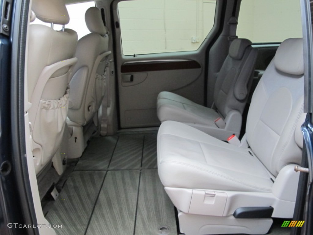 2007 Town & Country Limited - Modern Blue Pearl / Dark Khaki/Light Graystone photo #16