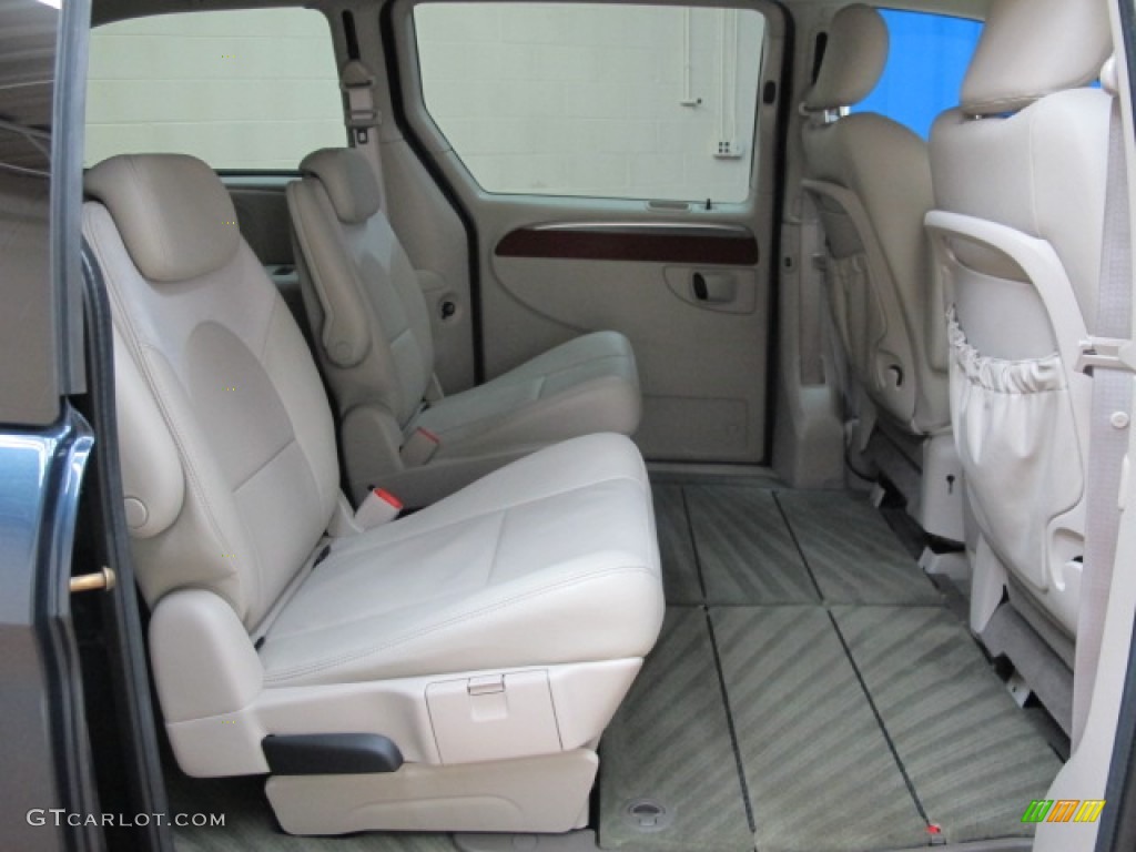 2007 Town & Country Limited - Modern Blue Pearl / Dark Khaki/Light Graystone photo #18