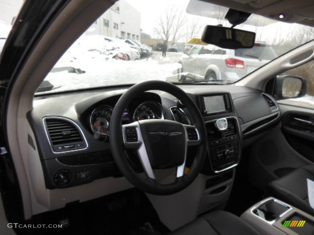 2013 Town & Country Touring - L - Brilliant Black Crystal Pearl / Black/Light Graystone photo #10