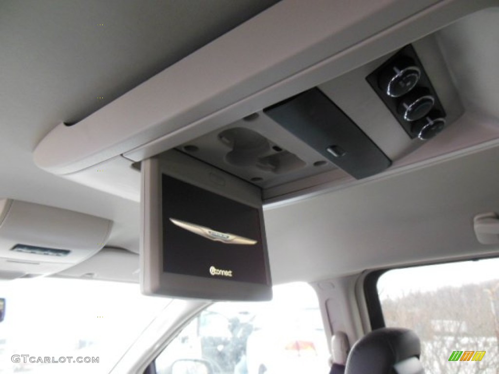 2013 Town & Country Touring - L - Brilliant Black Crystal Pearl / Black/Light Graystone photo #15
