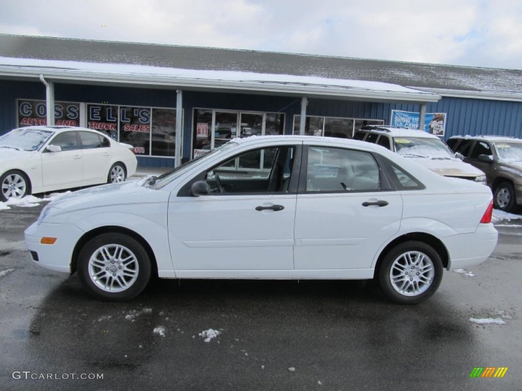 2005 Focus ZX4 SE Sedan - Cloud 9 White / Dark Flint/Light Flint photo #2