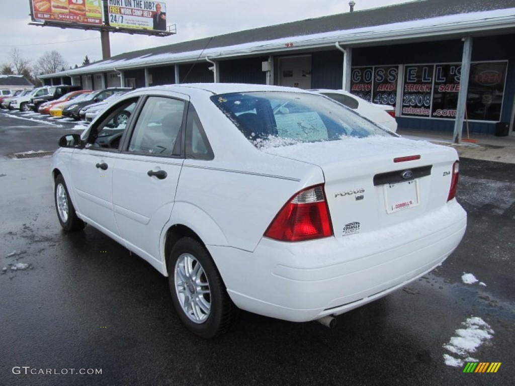 2005 Focus ZX4 SE Sedan - Cloud 9 White / Dark Flint/Light Flint photo #3