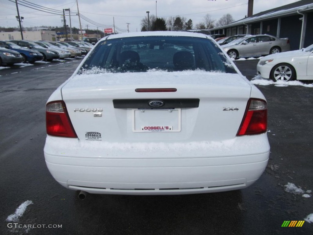 2005 Focus ZX4 SE Sedan - Cloud 9 White / Dark Flint/Light Flint photo #4