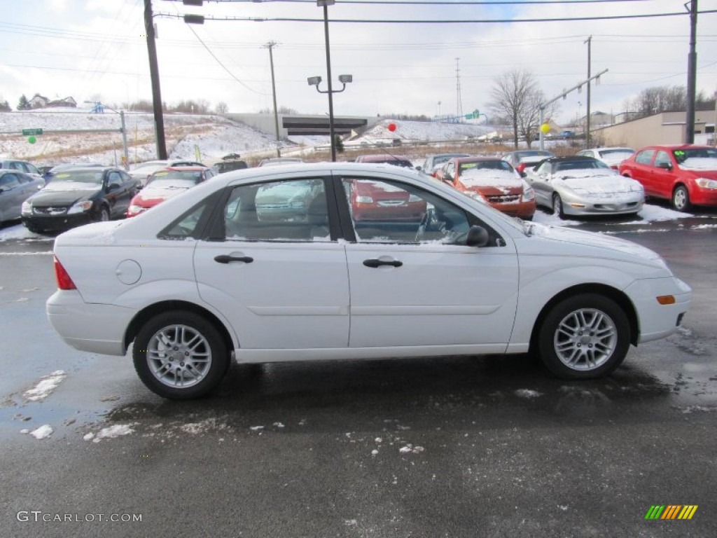 2005 Focus ZX4 SE Sedan - Cloud 9 White / Dark Flint/Light Flint photo #5