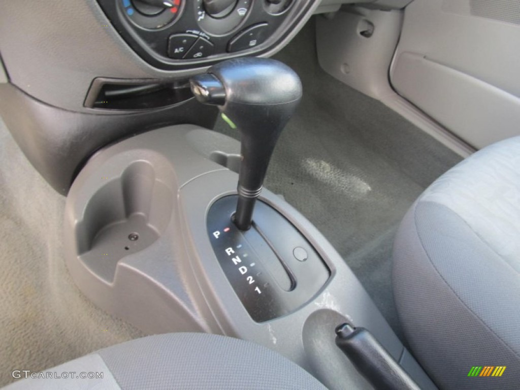 2005 Focus ZX4 SE Sedan - Cloud 9 White / Dark Flint/Light Flint photo #12