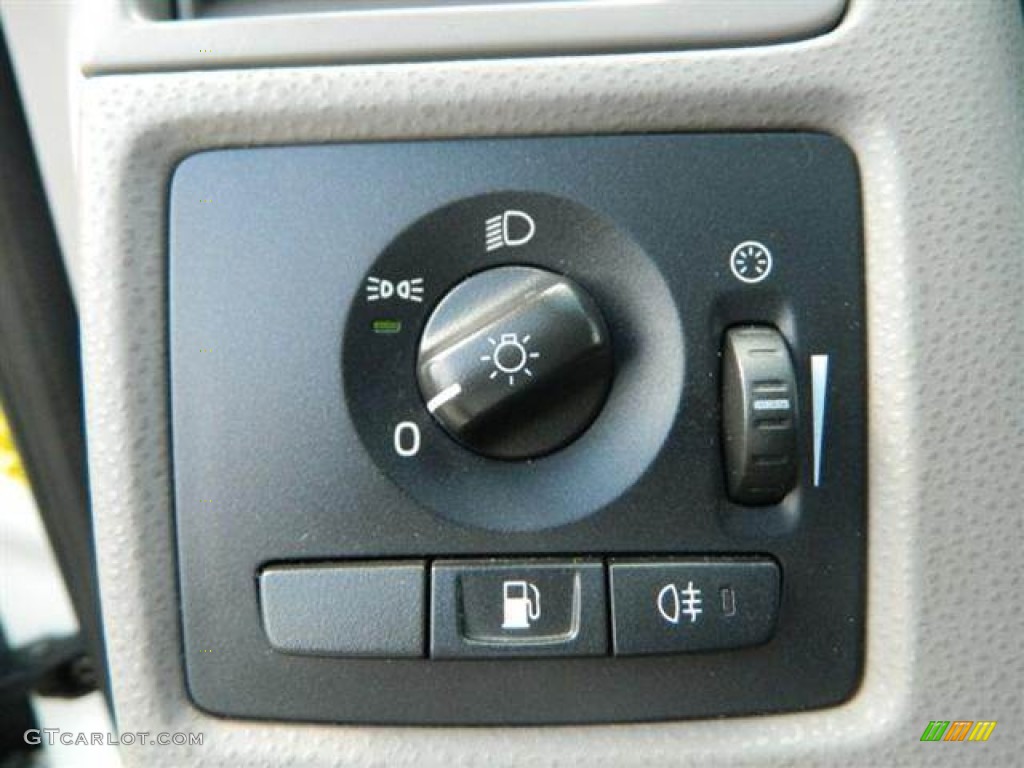 2006 Volvo S40 2.4i Controls Photo #76741132
