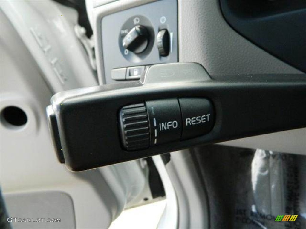 2006 Volvo S40 2.4i Controls Photo #76741154