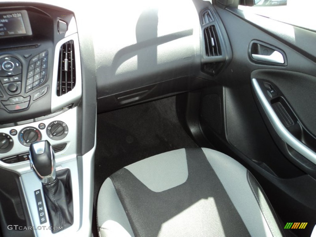 2012 Focus SE Sport 5-Door - Black / Two-Tone Sport photo #28