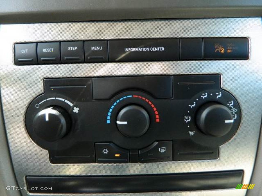 2005 Jeep Grand Cherokee Laredo Controls Photo #76743680