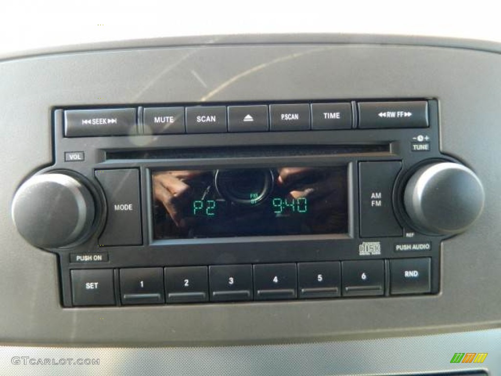 2005 Jeep Grand Cherokee Laredo Audio System Photo #76743693