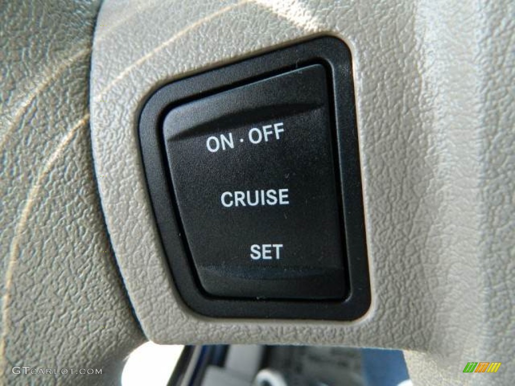 2005 Jeep Grand Cherokee Laredo Controls Photo #76743956