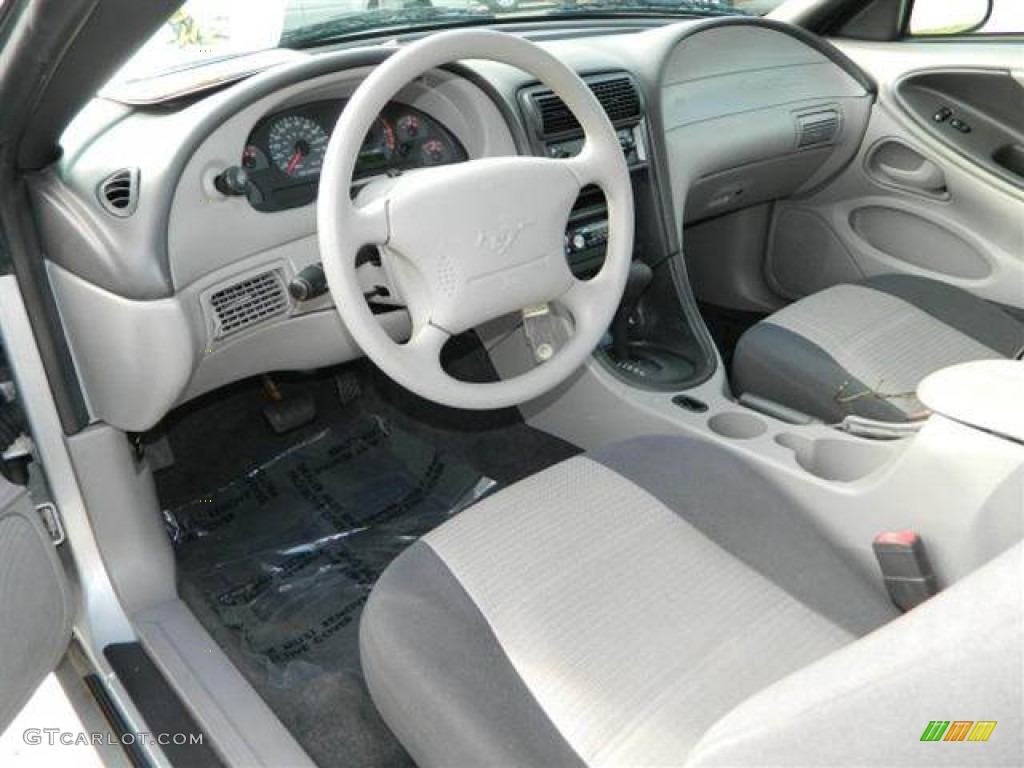 Medium Graphite Interior 2004 Ford Mustang V6 Coupe Photo #76747245