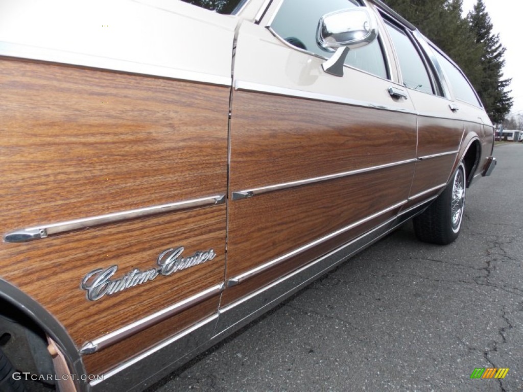 1982 Oldsmobile Custom Cruiser Wagon Marks and Logos Photos