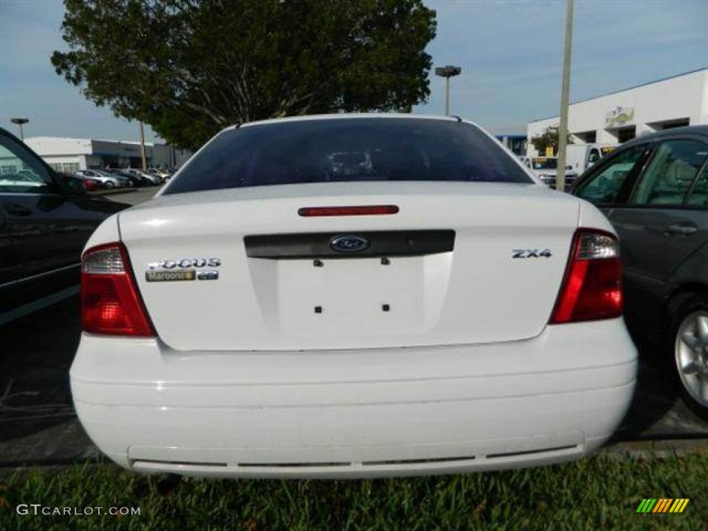 2006 Focus ZX4 SE Sedan - Cloud 9 White / Dark Flint/Light Flint photo #4