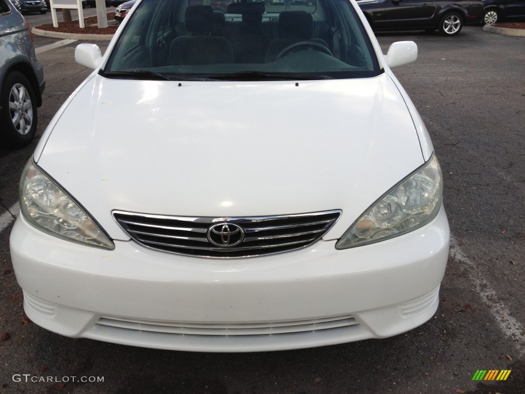 2006 Camry LE - Super White / Stone Gray photo #2