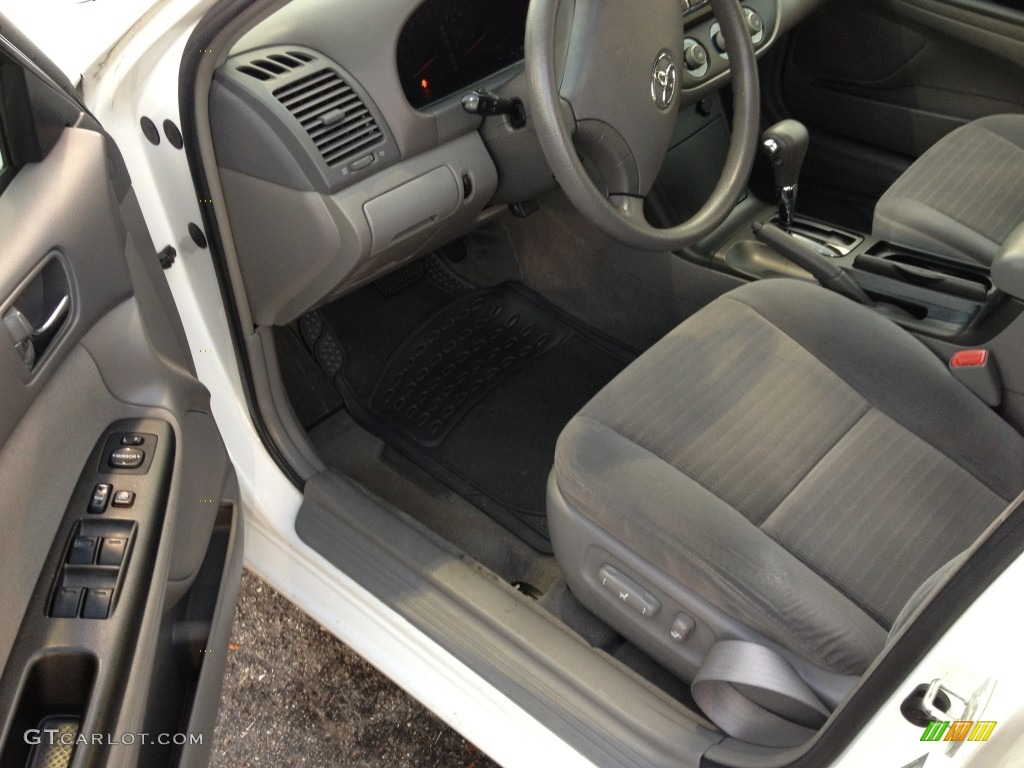 2006 Camry LE - Super White / Stone Gray photo #6