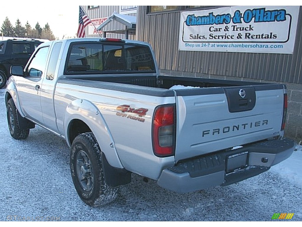 2004 Frontier XE V6 King Cab 4x4 - Radiant Silver Metallic / Gray photo #5
