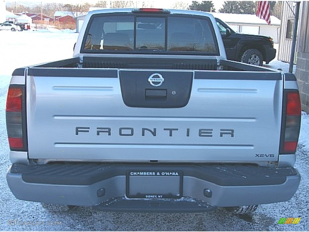 2004 Frontier XE V6 King Cab 4x4 - Radiant Silver Metallic / Gray photo #6