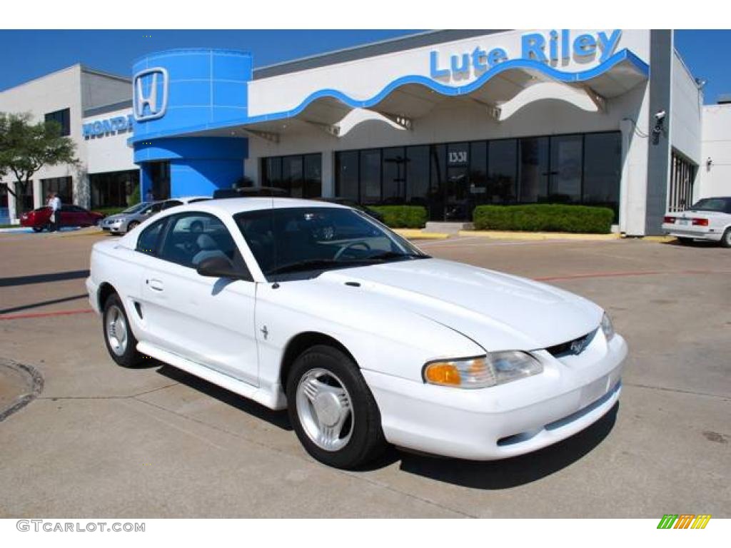 1995 Mustang V6 Coupe - Crystal White / Gray photo #1