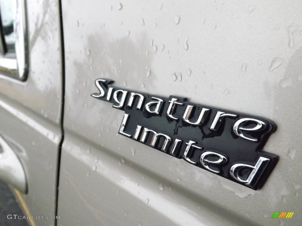 2011 Town Car Signature Limited - Light French Silk Metallic / Medium Light Stone photo #23