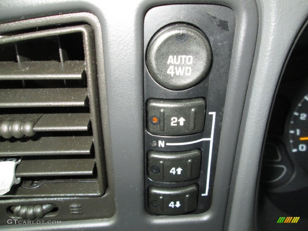2005 Chevrolet Suburban 1500 LS 4x4 Controls Photo #76809112