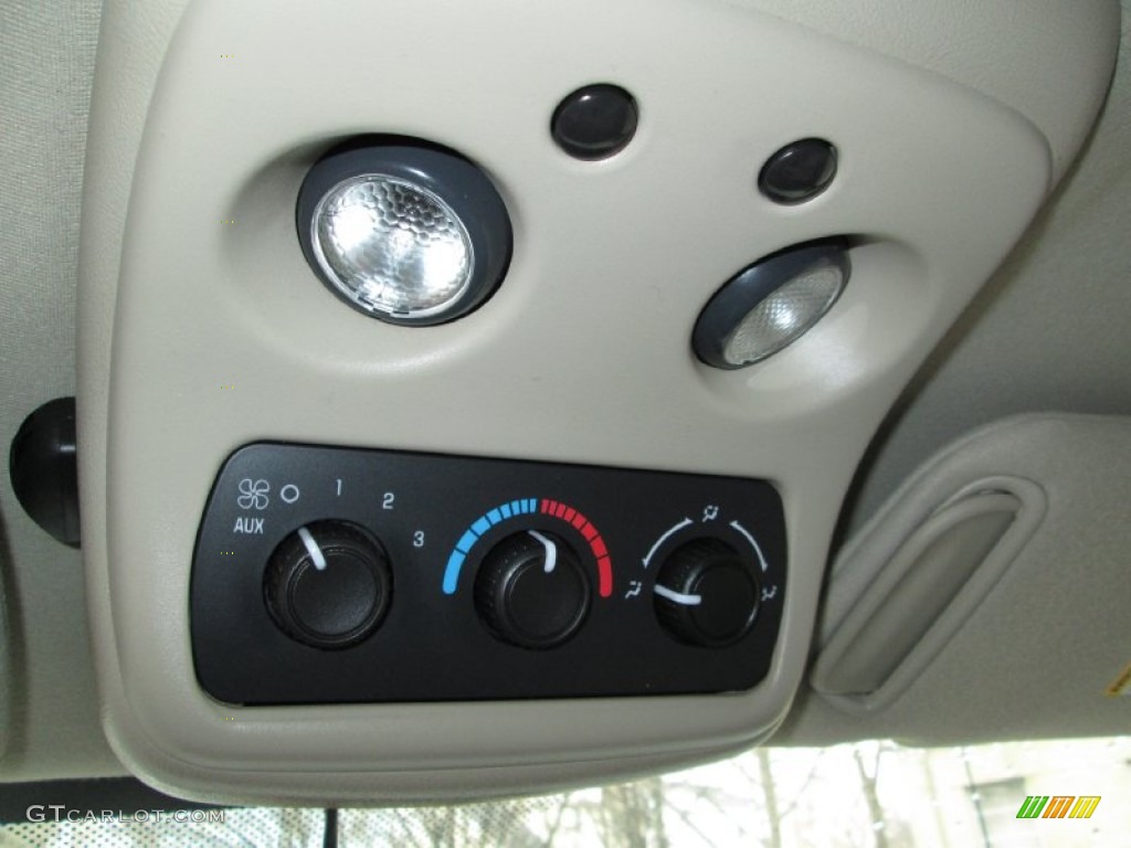 2005 Chevrolet Suburban 1500 LS 4x4 Controls Photo #76809171