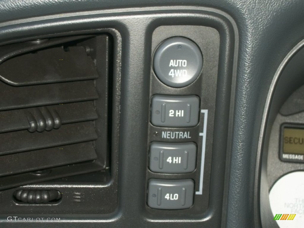 2002 Chevrolet Avalanche The North Face Edition 4x4 Controls Photo #76810529