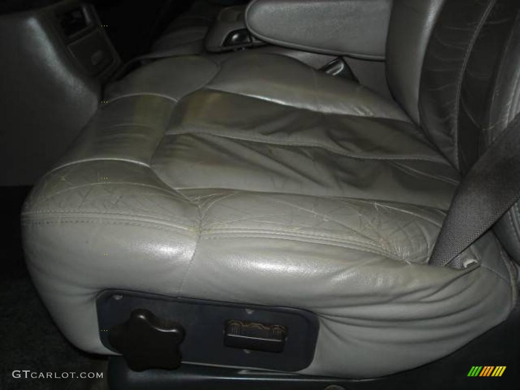 2001 Suburban 1500 LS 4x4 - Victory Red / Light Gray/Neutral photo #13