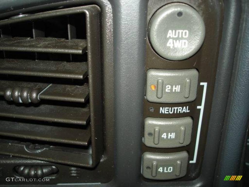 2001 Suburban 1500 LS 4x4 - Victory Red / Light Gray/Neutral photo #17