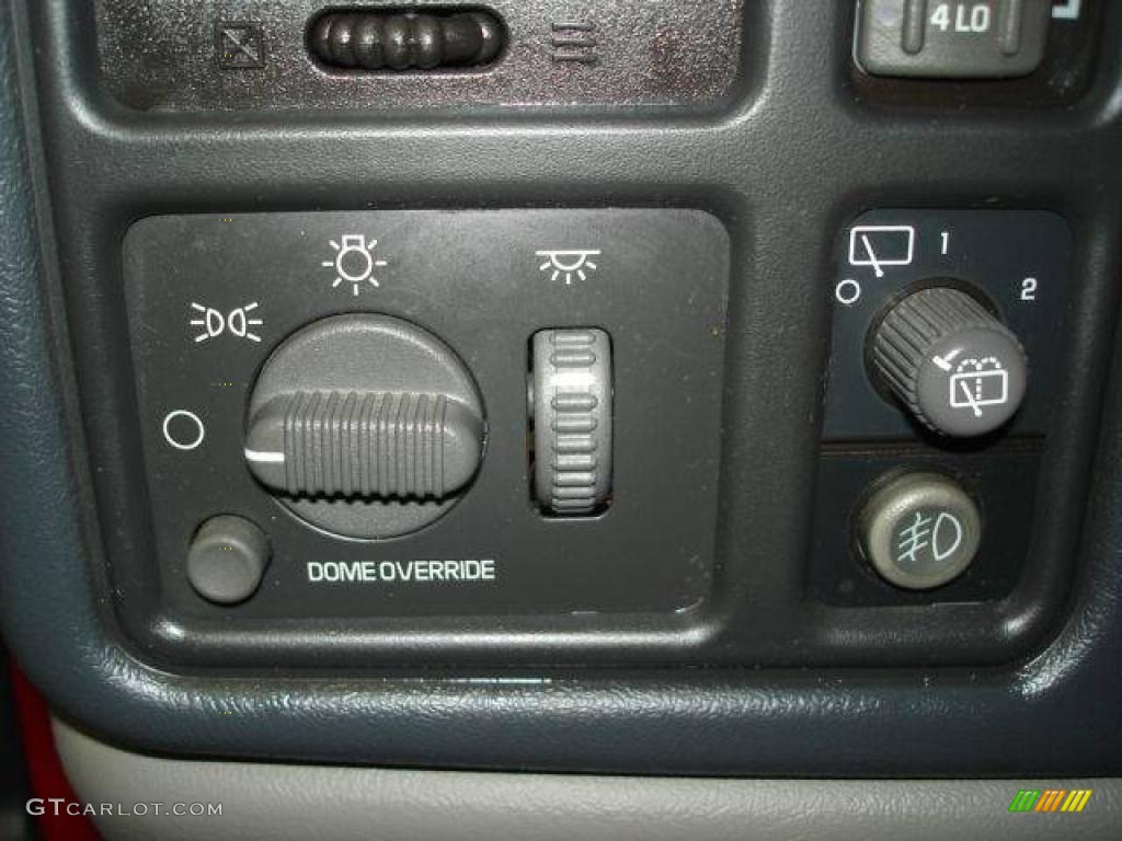 2001 Suburban 1500 LS 4x4 - Victory Red / Light Gray/Neutral photo #18