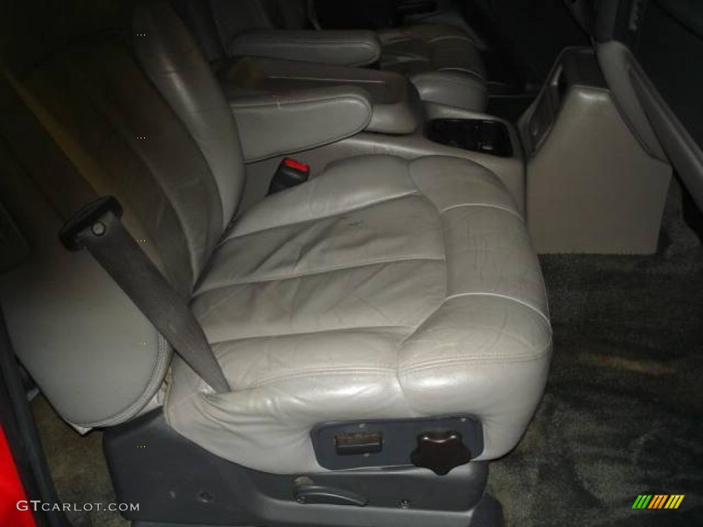 2001 Suburban 1500 LS 4x4 - Victory Red / Light Gray/Neutral photo #20