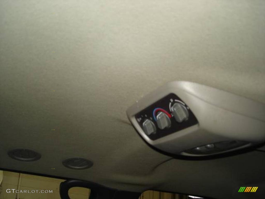 2001 Suburban 1500 LS 4x4 - Victory Red / Light Gray/Neutral photo #24