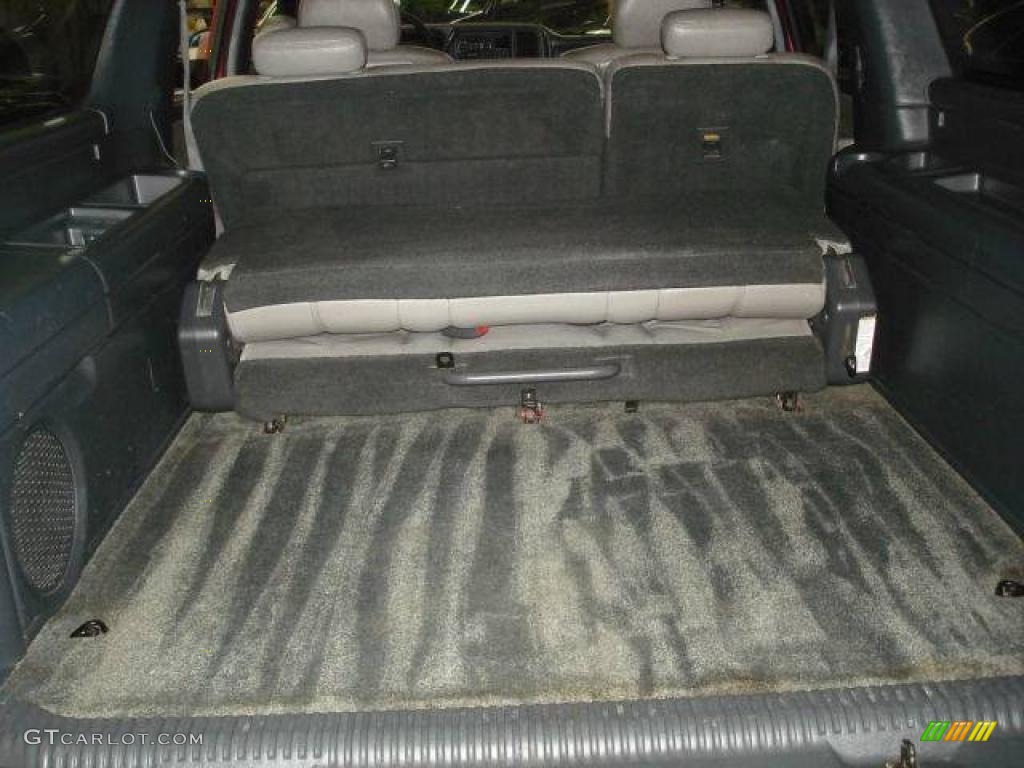 2001 Suburban 1500 LS 4x4 - Victory Red / Light Gray/Neutral photo #32