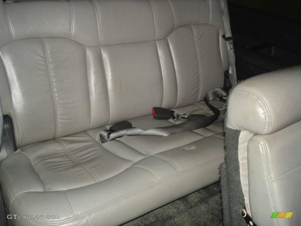 2001 Suburban 1500 LS 4x4 - Victory Red / Light Gray/Neutral photo #35