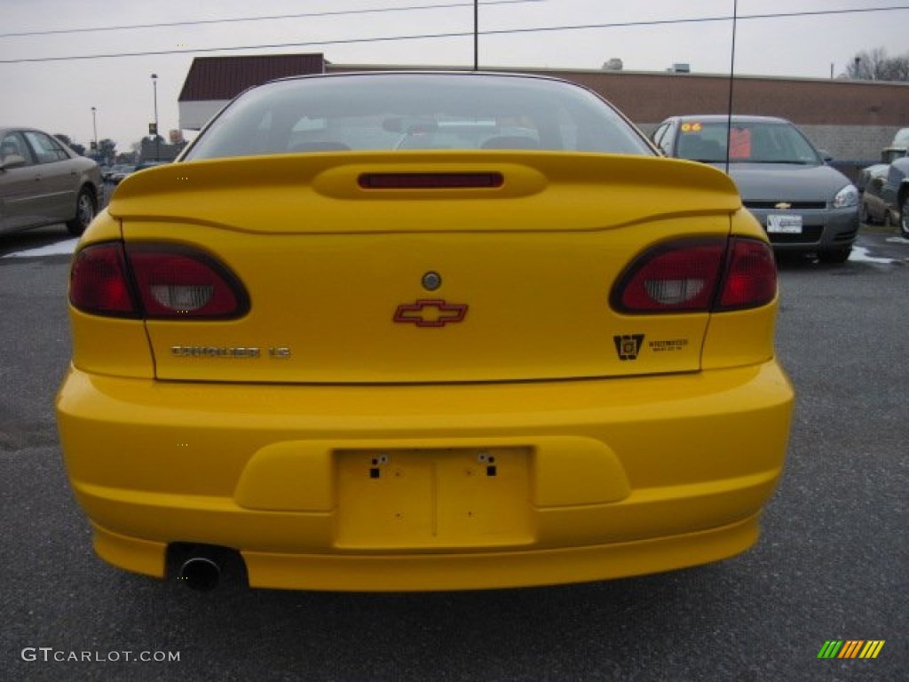 2002 Cavalier LS Sport Coupe - Yellow / Graphite photo #4