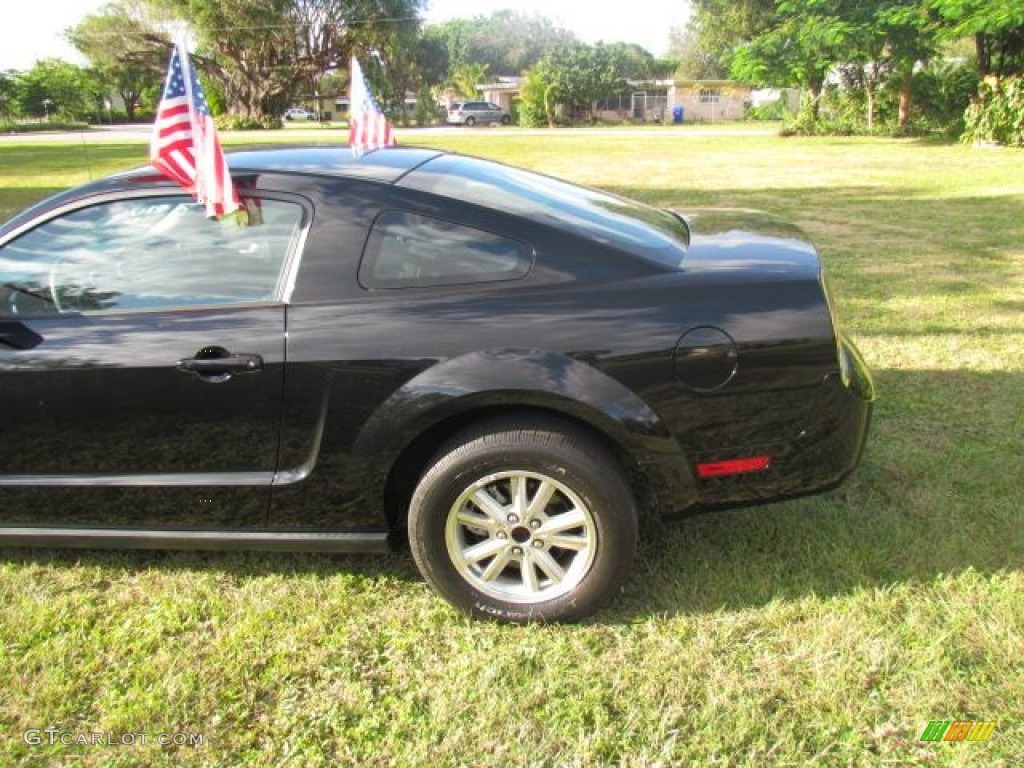 2009 Mustang V6 Coupe - Black / Dark Charcoal photo #38