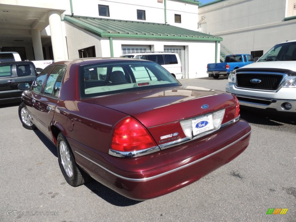 2004 Crown Victoria LX - Dark Toreador Red Metallic / Light Flint photo #16