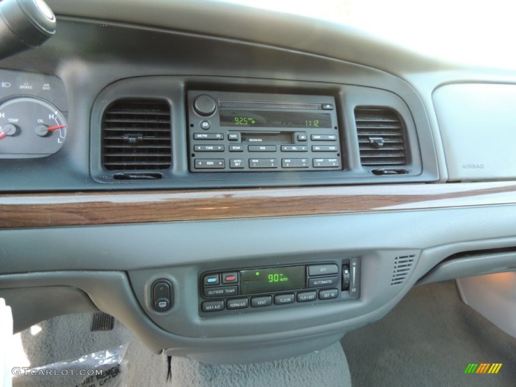 2004 Ford Crown Victoria LX Controls Photo #76844286