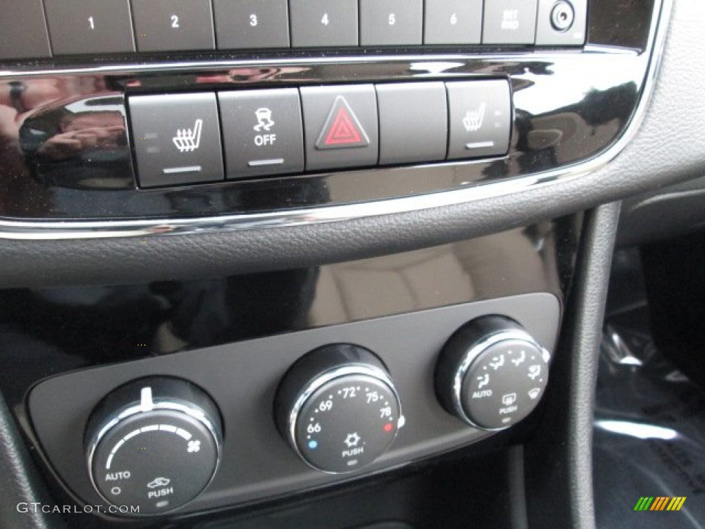2013 Chrysler 200 Limited Sedan Controls Photos
